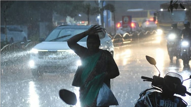 ഇന്നും ഒറ്റപ്പെട്ട മഴ, ശക്തമായ കാറ്റിനും സാധ്യത